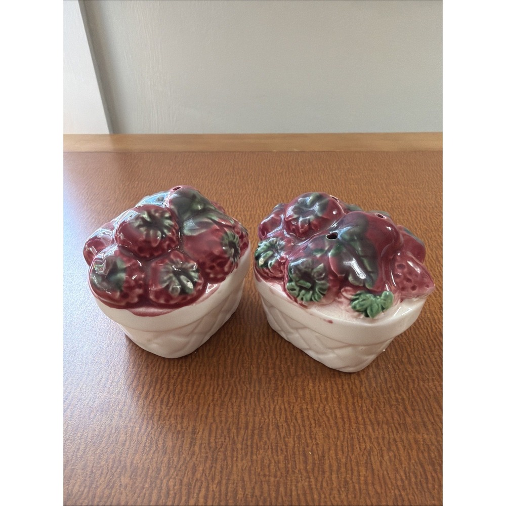 Vintage‎ Strawberry In Basket Ceramic Salt And Pepper Shakers Set